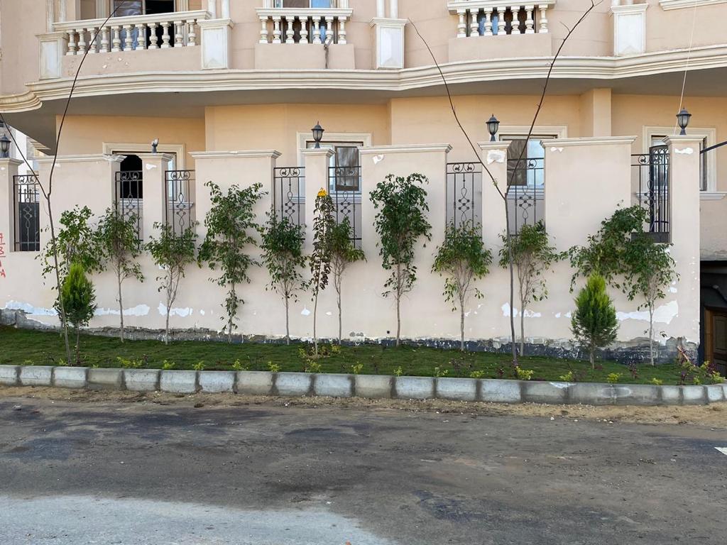 للبيع شقة بالتجمع الخامس بجوار الجامعة الامريكية