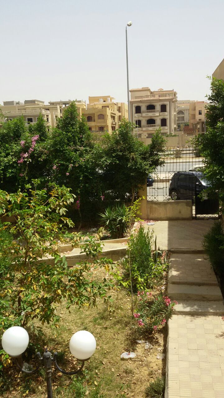 للبيع شقة بالحى التالت بالتجمع الخامس